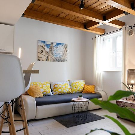 Central Split Rooms And Apartments Paese Exterior photo