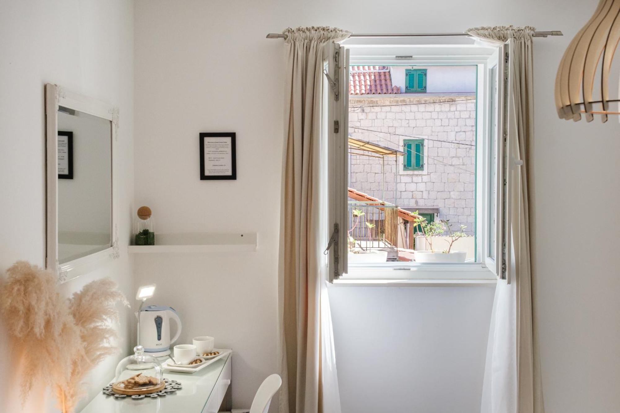 Central Split Rooms And Apartments Paese Exterior photo
