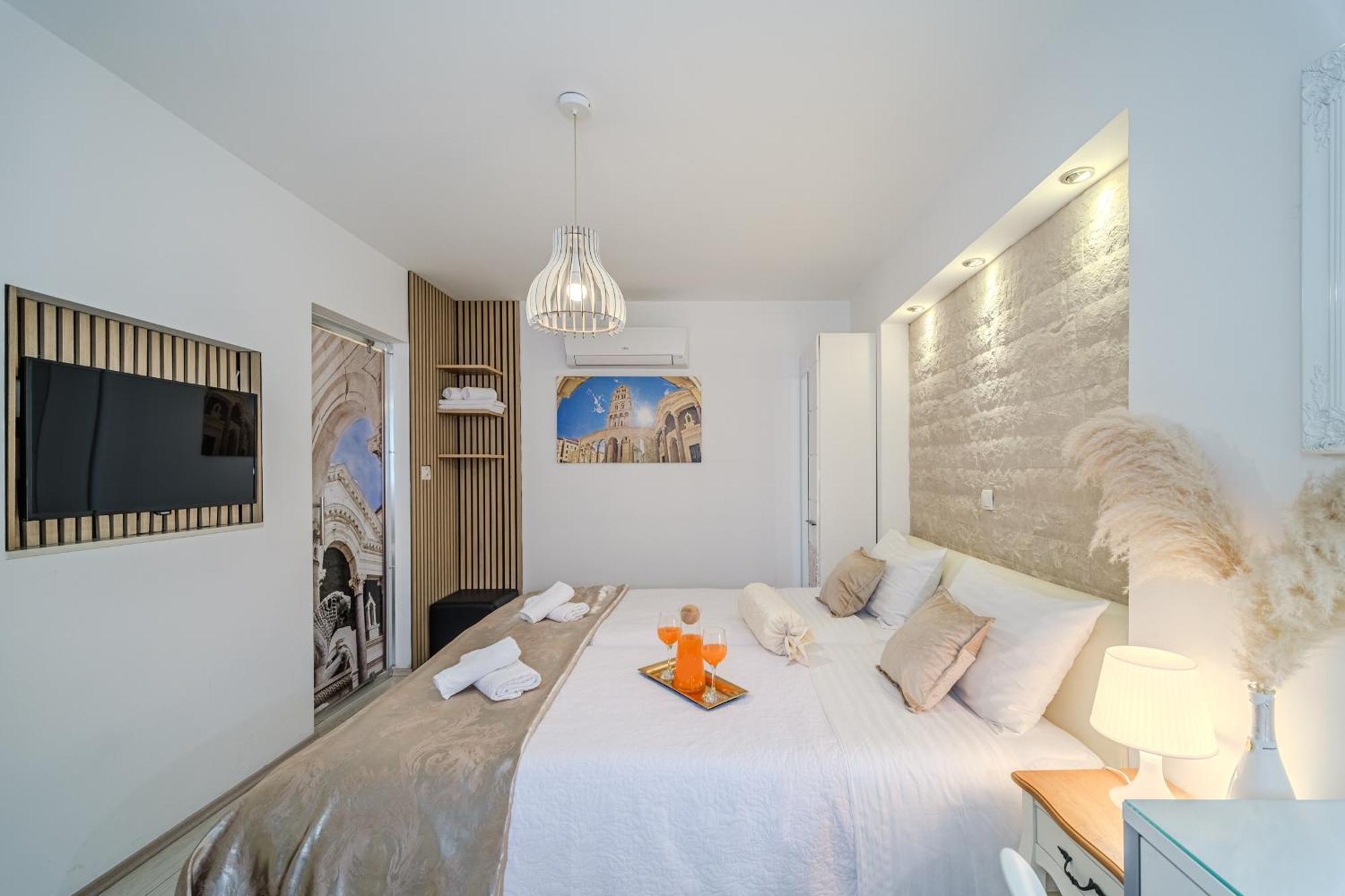 Central Split Rooms And Apartments Paese Exterior photo