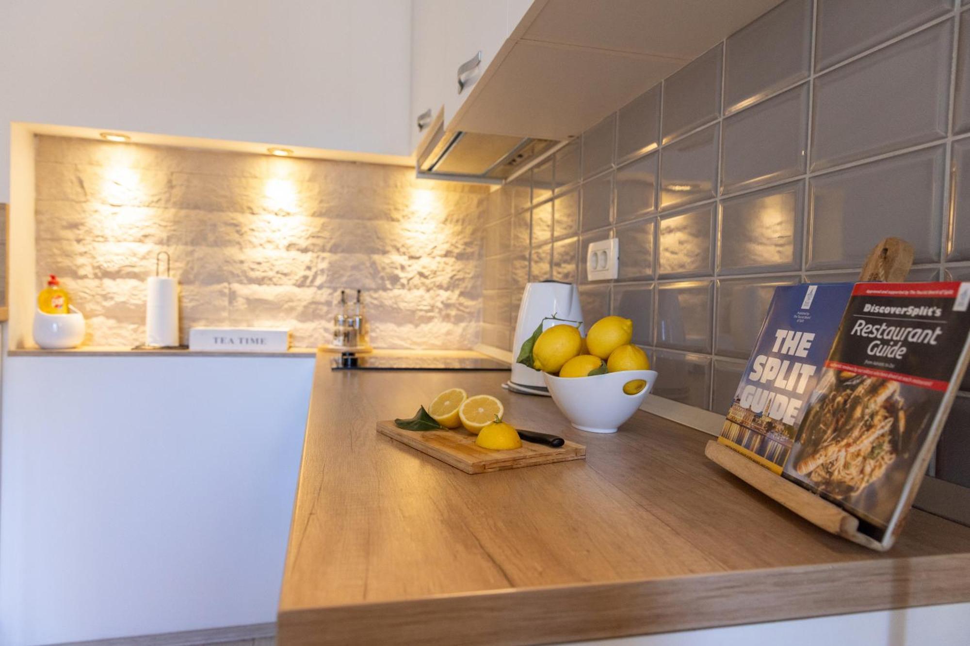 Central Split Rooms And Apartments Paese Exterior photo