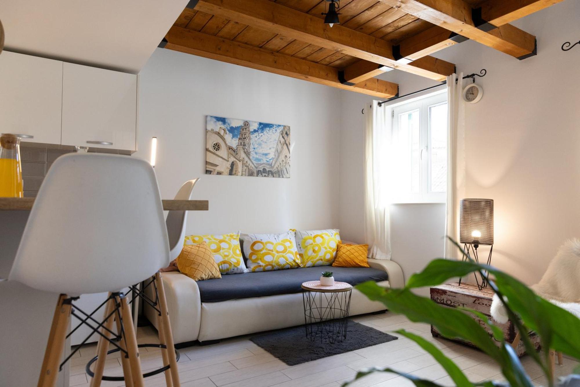 Central Split Rooms And Apartments Paese Exterior photo