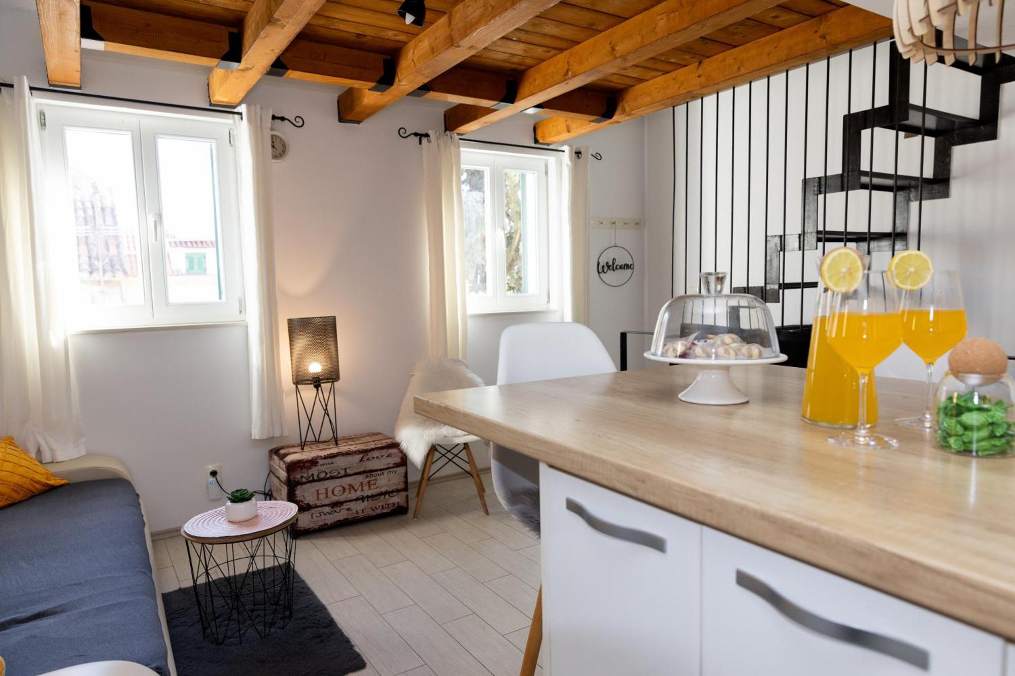 Central Split Rooms And Apartments Paese Exterior photo